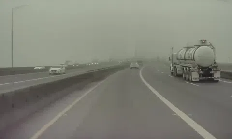 Clip: Người đàn ông thoát chết thần kỳ trước đầu xe trộn bê tông
