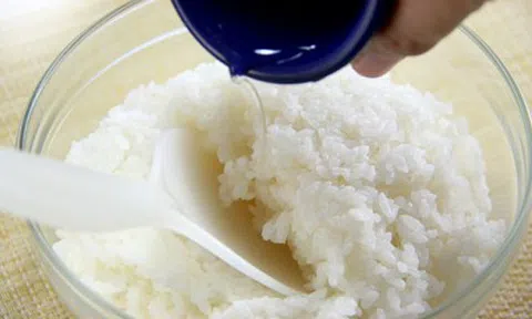 Nấu cơm chỉ cần cho thêm thứ này đảm bảo cơm thơm ngon không dính nồi