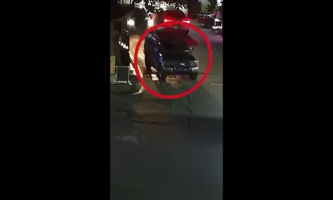 Clip: Ô tô không người lái bất ngờ lao vào nhóm người ngồi ven đường