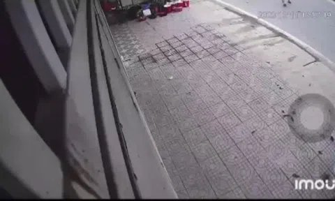 Clip: Cố tình vượt chốt đo nồng độ cồn, nam thanh niên đâm trúng CSGT