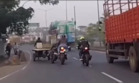 Clip: Đâm vào xe chở tôn, tay lái mô tô khiến 3 người suýt mất mạng