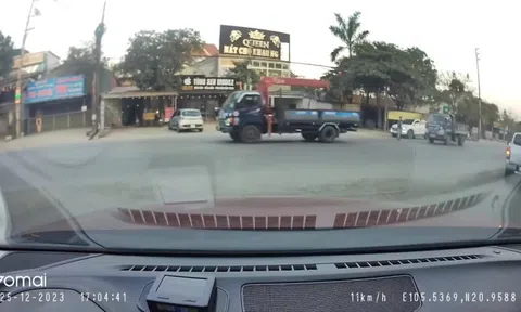 Clip: Chạy sang đường, thanh niên suýt mất mạng trước đầu ô tô