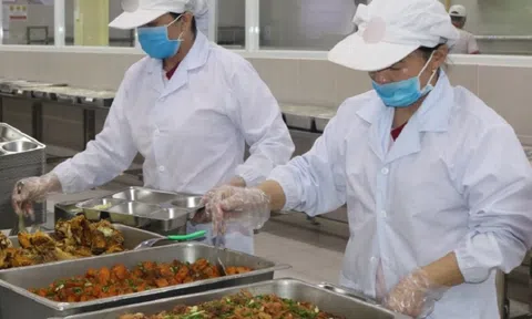 Long An: Sau bữa ăn trưa, 94 công nhân nhập viện nghi ngộ độc