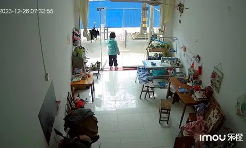 Clip: Cửa kính bất ngờ đổ sập, đè trúng người bé gái