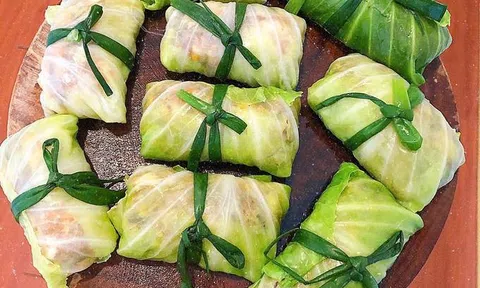 Tối nay ăn gì: Đừng luộc nữa, bắp cải cuộn với thứ này đem rán thành món cực phẩm