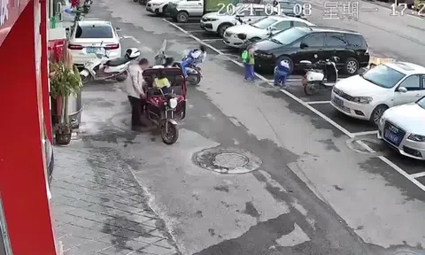 Clip: Ném pháo vào miệng cống, cậu bé bị hất văng xuống đường