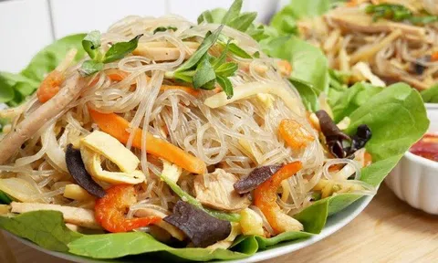 Khi chần xong chớ xào ngay, làm thêm bước này miến xào mềm tơi, không vón cục