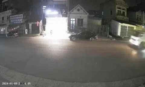 Clip: Người đi xe máy văng lên nóc ô tô sau cú đâm trực diện