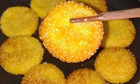 Tối nay ăn gì: Bánh bí đỏ chiên giòn rụm thơm ngọt, siêu dễ làm