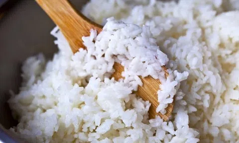 Tạm dừng ăn cơm ngay lập tức khi phát hiện dấu hiệu "lạ" này