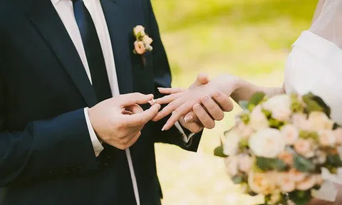 Giao hết tài sản cho vợ, chàng trai sụp đổ khi biết "bí mật" mà vợ giữ kín