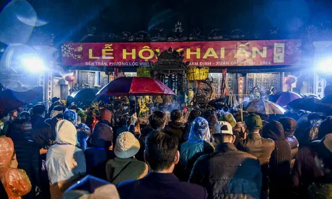 Người dân đội mưa rét, xếp hàng xuyên đêm xin ấn đền Trần