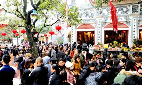 Người dân đội mưa đến phủ Tây Hồ lễ rằm tháng Giêng