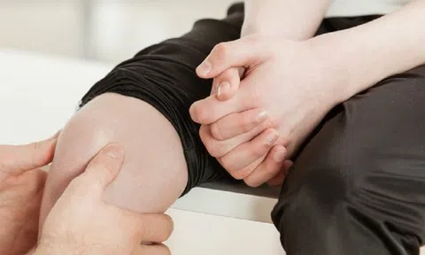 Trẹo chân khi bế cháu, người phụ nữ phải cắt cụt chân vì sai lầm nhiều người mắc
