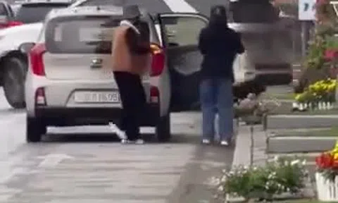Clip “chị đẹp” đi ô tô bê hoa trang trí Tết trên vỉa hè ở Thanh Hóa