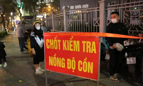 Kiểm tra nồng độ cồn hàng loạt nữ tài xế tối 8/3