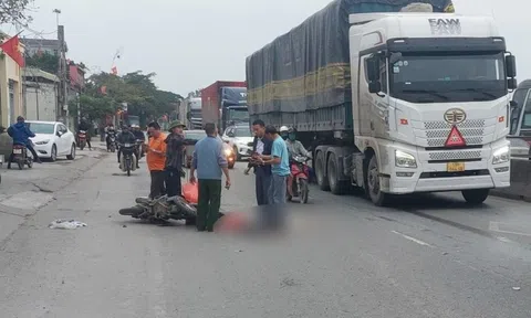 Xót xa người phụ nữ tử vong thương tâm sau va chạm với container đi cùng chiều