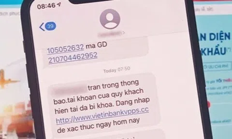 Nhờ chủ tiệm điện thoại chuyển khoản 290 triệu đồng, "nữ quái" trèo lên mái nhà bỏ trốn