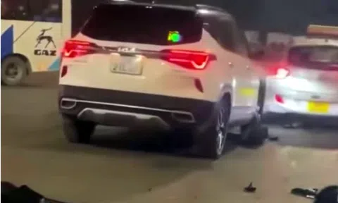 Taxi đâm nhiều phương tiện chờ đèn đỏ ở Hà Nội, 2 nạn nhân nguy kịch