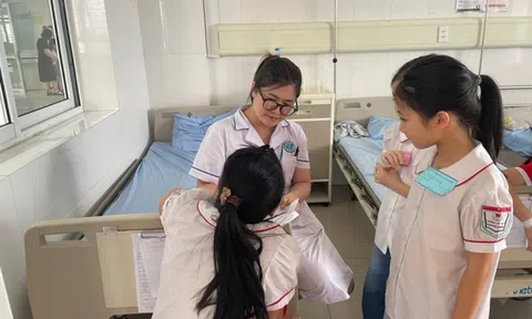 Quảng Ninh: 33 học sinh phải nhập viện sau bữa trưa tại trường