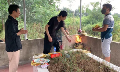 Câu chuyện xúc động ở khu mộ hai cô gái dạt vào vùng biển ở Hà Tĩnh