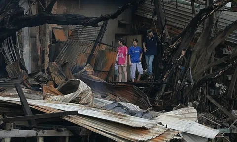 Xót xa lời kể của người dân trong vụ cháy dãy nhà ven kênh Tàu Hủ