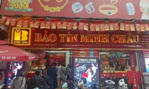 Người dân Hà Nội cấp tập, xếp hàng dài giao dịch trong ngày giá vàng SJC lập đỉnh mới