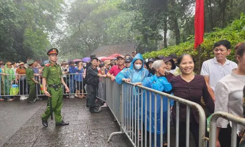 Hàng vạn người đội mưa đổ về Đền Hùng dự lễ Giỗ Tổ Hùng Vương