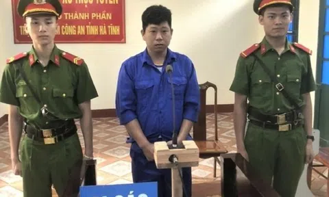 Mâu thuẫn sau khi thua bài bạc, người đàn ông lái xe ô tô tông vào nhóm bạn để trả thù