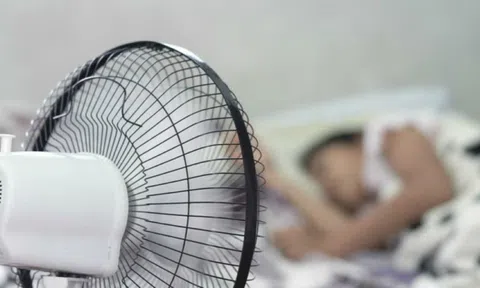 Sai lầm khi bật quạt mùa hè có thể khiến bạn liệt mặt, thậm chí sốc nhiệt