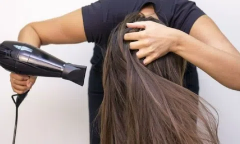 Sai lầm thường gặp khi sử dụng máy sấy tóc khiến tóc hư tổn
