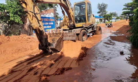 Bình Thuận huy động máy móc xử lý bùn, cát tràn xuống đường