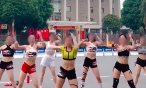 Xôn xao video nhóm phụ nữ nhảy múa trước UBND quận ở Hà Nội gây phản cảm