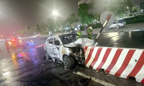 Hải Phòng: Xe ô tô cháy rụi sau khi lao vào dải phân cách