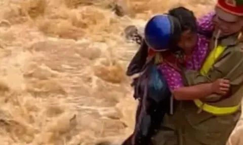 Bộ trưởng Bộ Công an biểu dương Thượng úy lao xuống dòng lũ dữ, cứu người dân