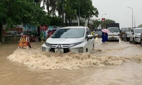 Mưa lớn kéo dài, nhiều tuyến phố ở Hà Nội "mênh mông nước"