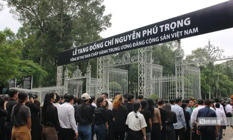 Tp.HCM: Người dân xếp hàng chờ vào viếng Tổng Bí thư Nguyễn Phú Trọng