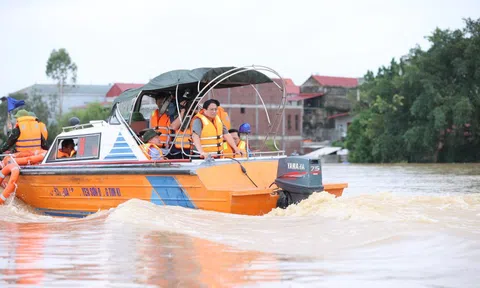 Thủ tướng về xã bị cô lập của Bắc Giang, kiểm tra công tác ứng phó mưa lũ