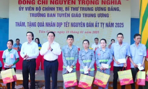 Trưởng Ban Tuyên giáo Trung ương trao quà Tết cho công nhân tại Tiền Giang