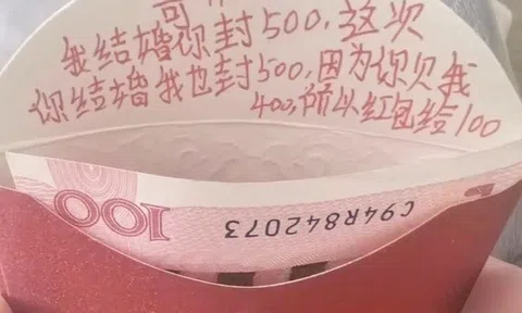 Chú rể “sốc nặng” khi mở phong bì mừng cưới, tiền mừng "đính kèm" tờ giấy trừ nợ
