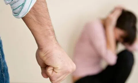 Ép buộc vợ/chồng tránh thai, triệt sản có thể chịu phạt tới 12 triệu đồng, cụ thể thế nào?