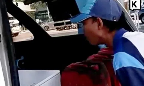 Người đàn ông mang cả quan tài đến trạm xăng để mua được dầu hỏa