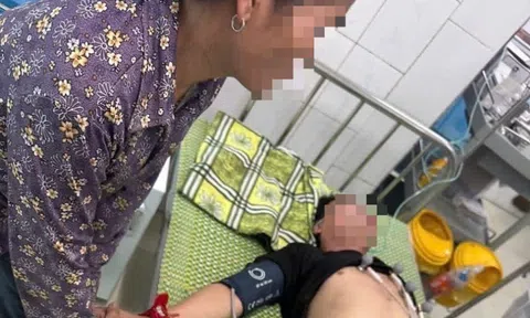 Cận cảnh phút sinh tử: Đại úy Công an Hải Phòng cứu người đàn ông định nhảy cầu