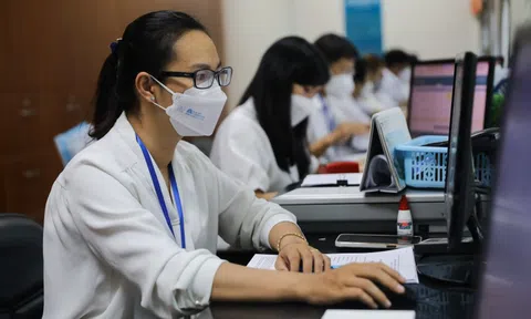 Viên chức có được tham gia quản lý cơ sở giáo dục hoặc tổ chức nghiên cứu ngoài công lập không?