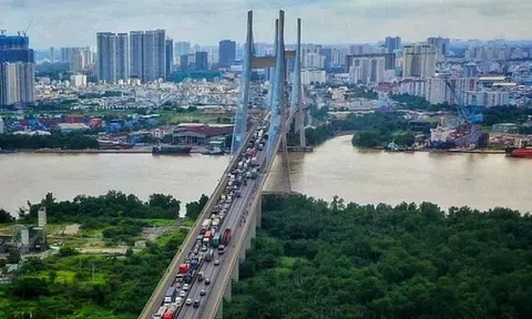 Thi thể trẻ em treo trên cột đèn dưới chân cầu Phú Mỹ, công an khẩn trương điều tra