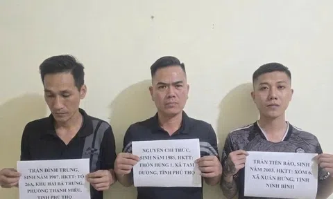 Nhân viên quán karaoke 17 tuổi bị bắt giữ, kéo vào phòng Vip