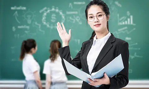 Trình độ chuẩn được đào tạo của giảng viên, giáo viên và tiêu chuẩn của người dạy nghề tại cơ sở giáo dục nghề nghiệp quy định như thế nào?