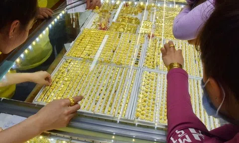 Giá vàng ngày 25/4: Trong nước đồng loạt giảm sâu, nhà đầu tư đối mặt rủi ro