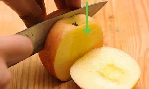 Mẹo cắt táo siêu nhanh và để trong 8 giờ không bị thâm