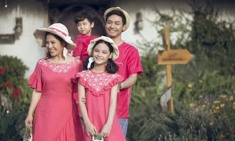 Gia đình MC Phan Anh rạng rỡ sắc hồng trình diễn thời trang trong khu vườn cổ tích